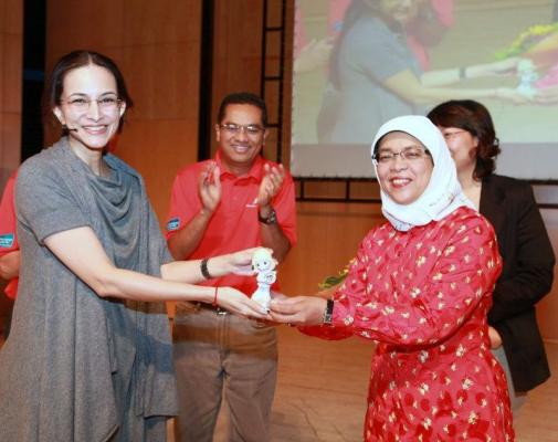 Kamini receives token of appreciation from  Mdm Halimah Yacob