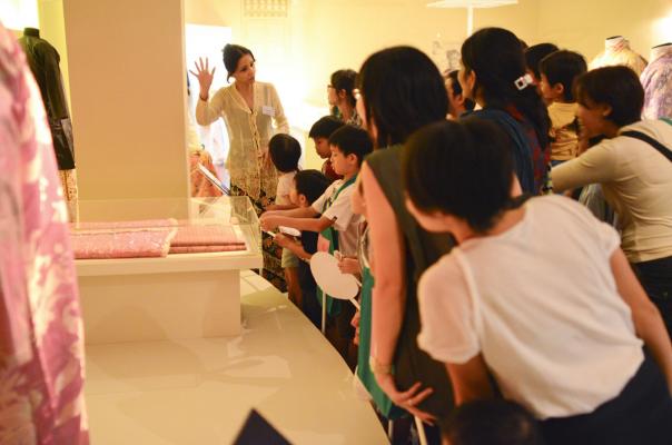 Image courtesy of The Peranakan Museum - Audience listening to Bibik Neo's tale, and believing every word of it too!